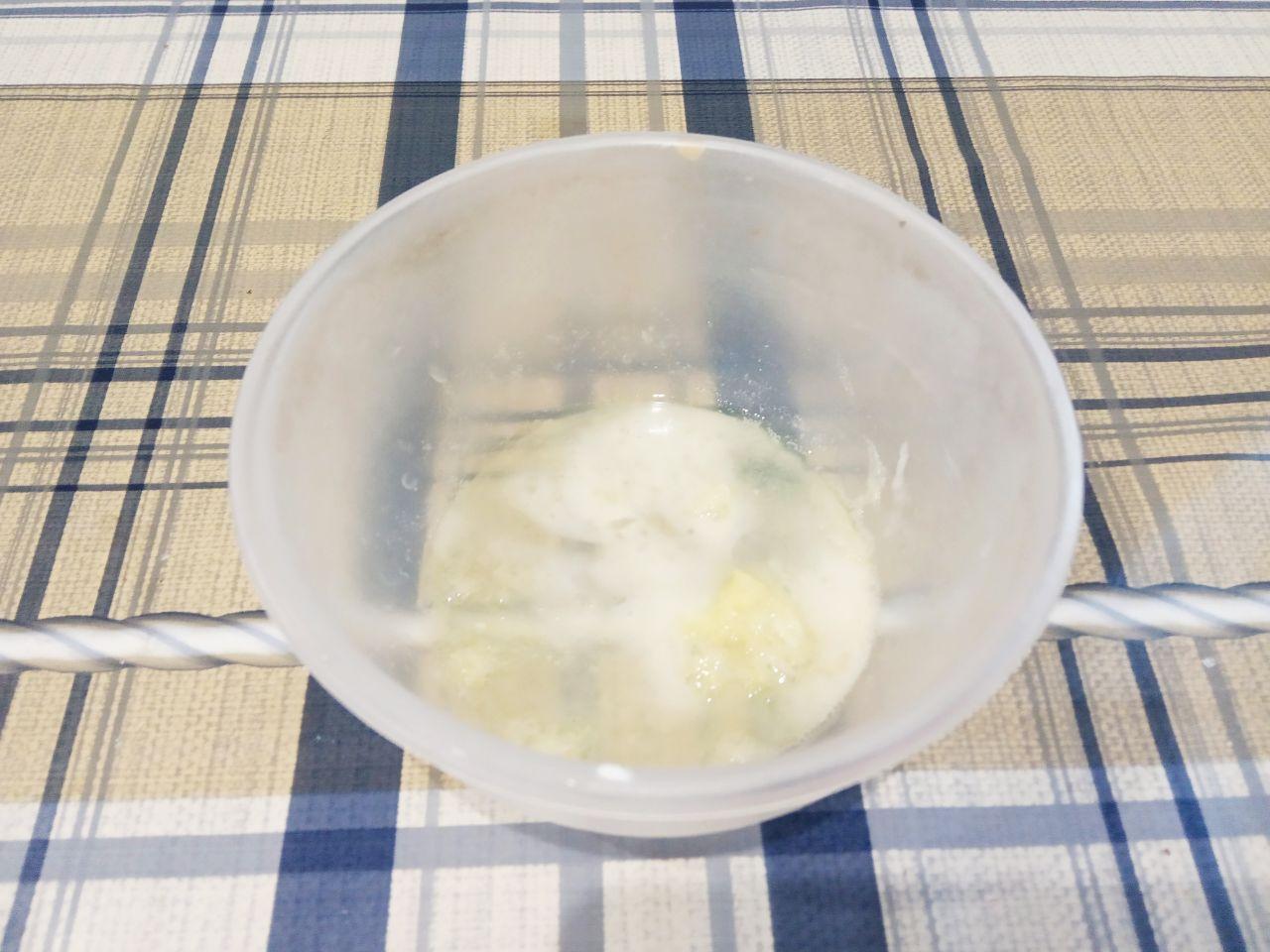 Шоколадное печенье рассыпчатое и хрустящее: В соду добавляем лимонный сок, размешиваем и выливаем в смесь. Смесь тщательно размешиваем.