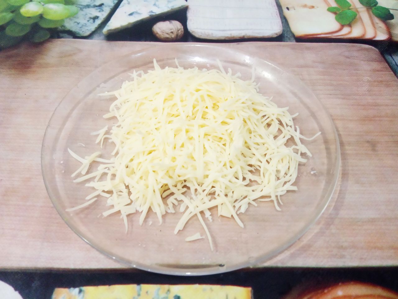 Картофель запеченный с фаршем, перцем и сыром, в духовке: Твердый сыр натираем на терке.