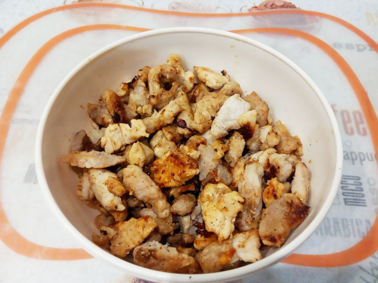 Макаронные гнёзда с мясом и сыром, в соусе: Гнёзда наполняем приготовленной мясной начинкой, поверх начинки выкладываем обжаренный перец.