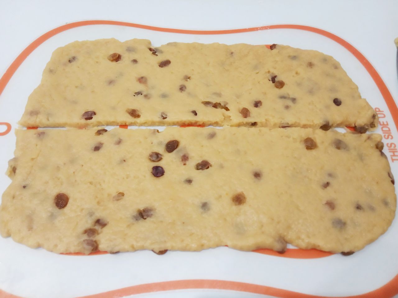 Рассыпчатое печенье с изюмом, на растительном масле: Прямоугольник разрезаем на две части.