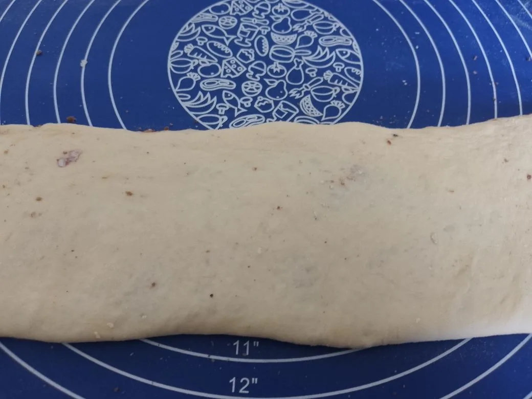 Булочки с начинкой из шоколадной крошки, воздушные и ароматные: Полоску раскатываем скалкой так, чтобы можно было разрезать на квадраты и разрезаем на квадраты.