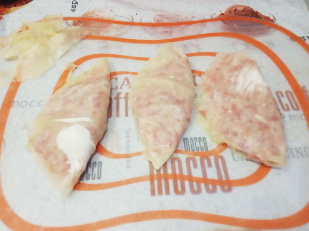 Голубцы из капусты и фарша, в кляре, жареные на сковороде, сытно и вкусно: Обрезаем у голубцов ровно края.