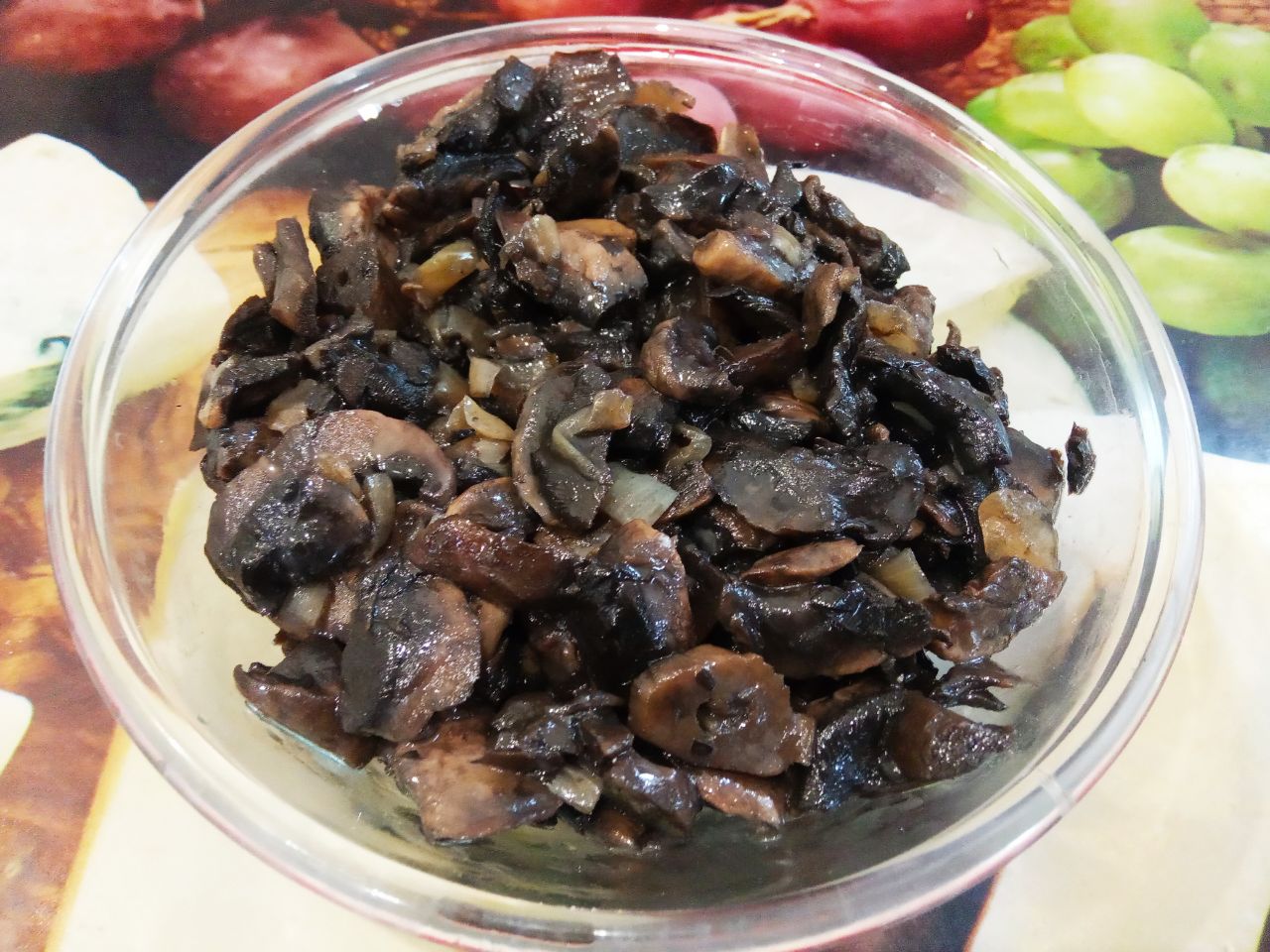 Картофельные зразы с начинкой из шампиньонов и лука: Кладем полоски грибов к луку, солим и перчим по вкусу, обжариваем до готовности.