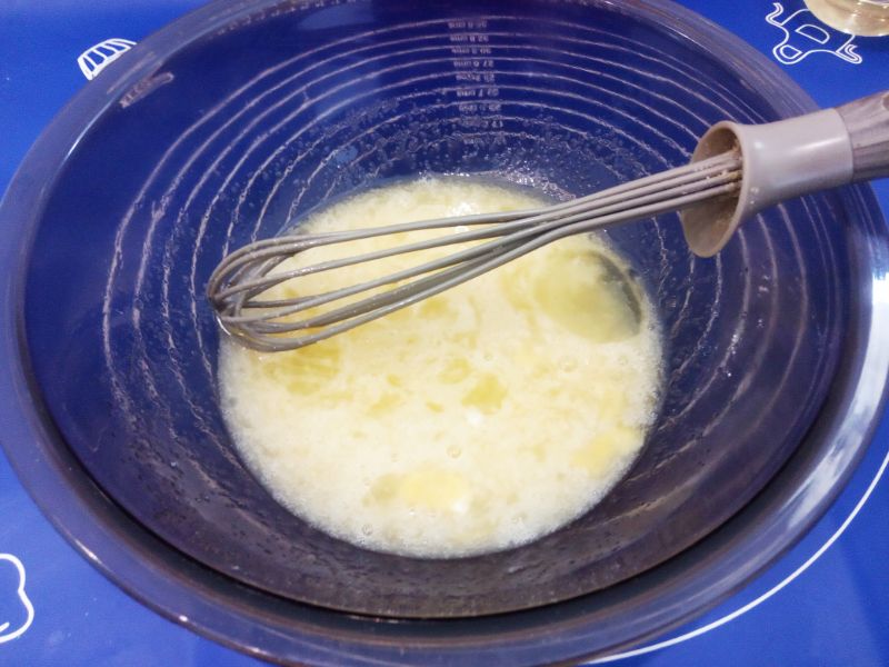 Булочки воздушные, мягкие, слоистые и вкусные: В чаше соединяем яйца, сахар и ванильный сахар, размешиваем венчиком.