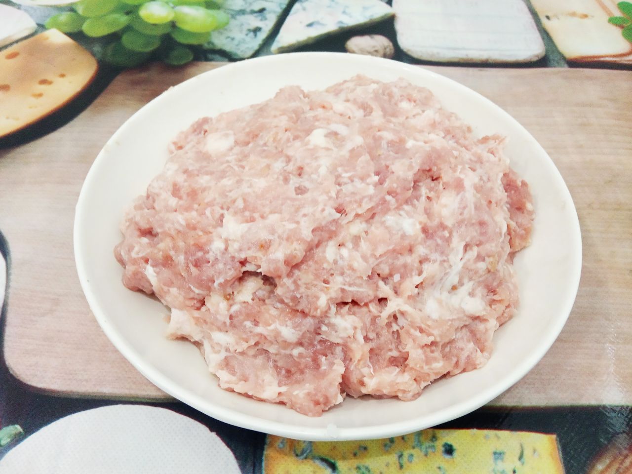 Картофель запеченный с фаршем, перцем и сыром, в духовке: Соединяем фарш, лук, яйцо, чеснок, размоченный батон, соль и перец по вкусу, хорошо размешиваем.
