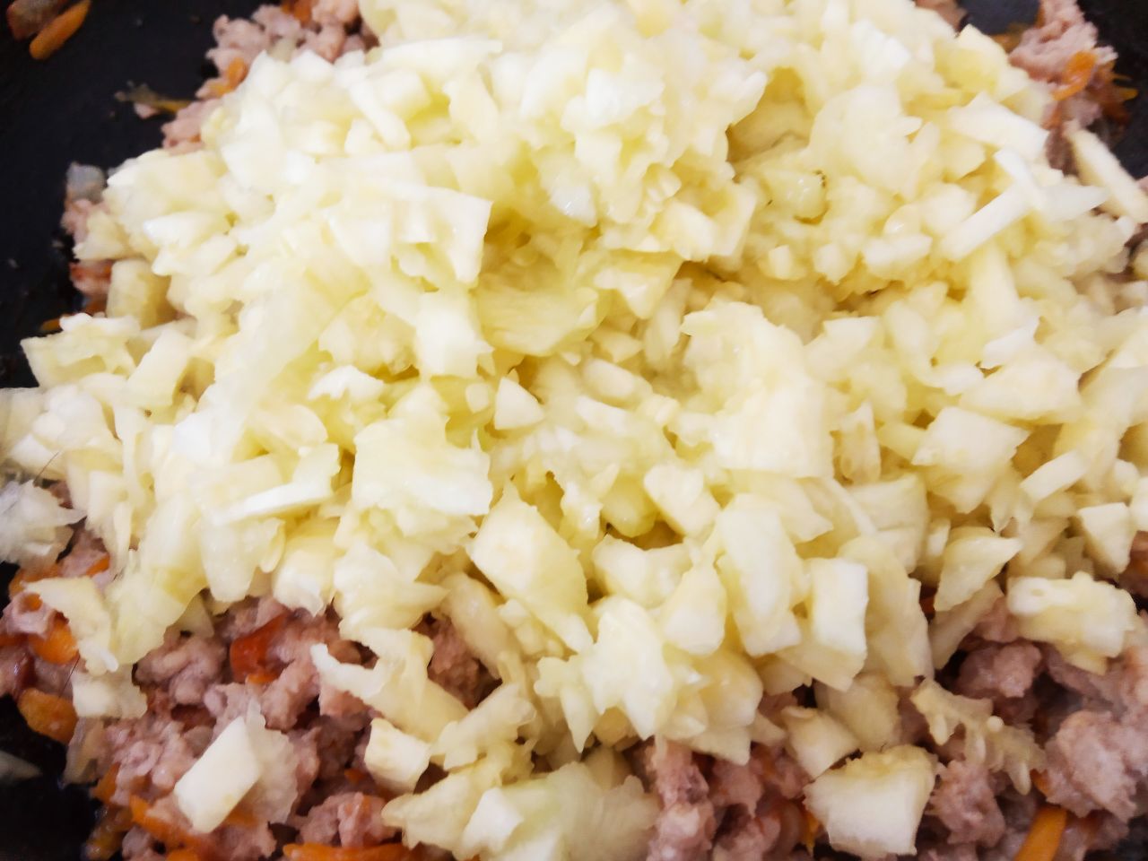 Кабачки фаршированные мясным фаршем, луком, морковью и сыром: Кладем измельченные кабачки и обжариваем до испарения жидкости.