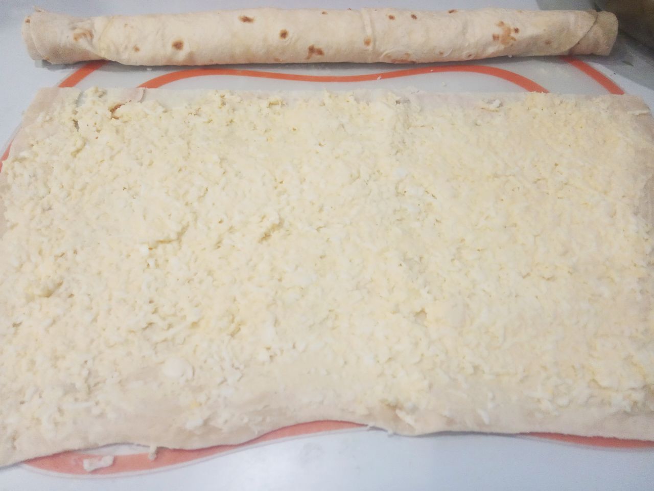 Простой и быстрый рецепт лаваша с плавленым сыром и яйцами, вкусно и сытно: Лаваш я разрезала на две части, чтобы рулеты были небольшого размера.