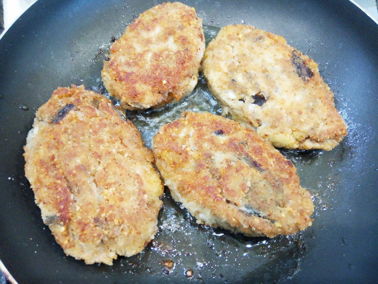 Котлеты мясные с баклажанами: Разогреваем сковородку с растительным маслом, кладем котлеты и обжариваем с двух сторон до готовности.