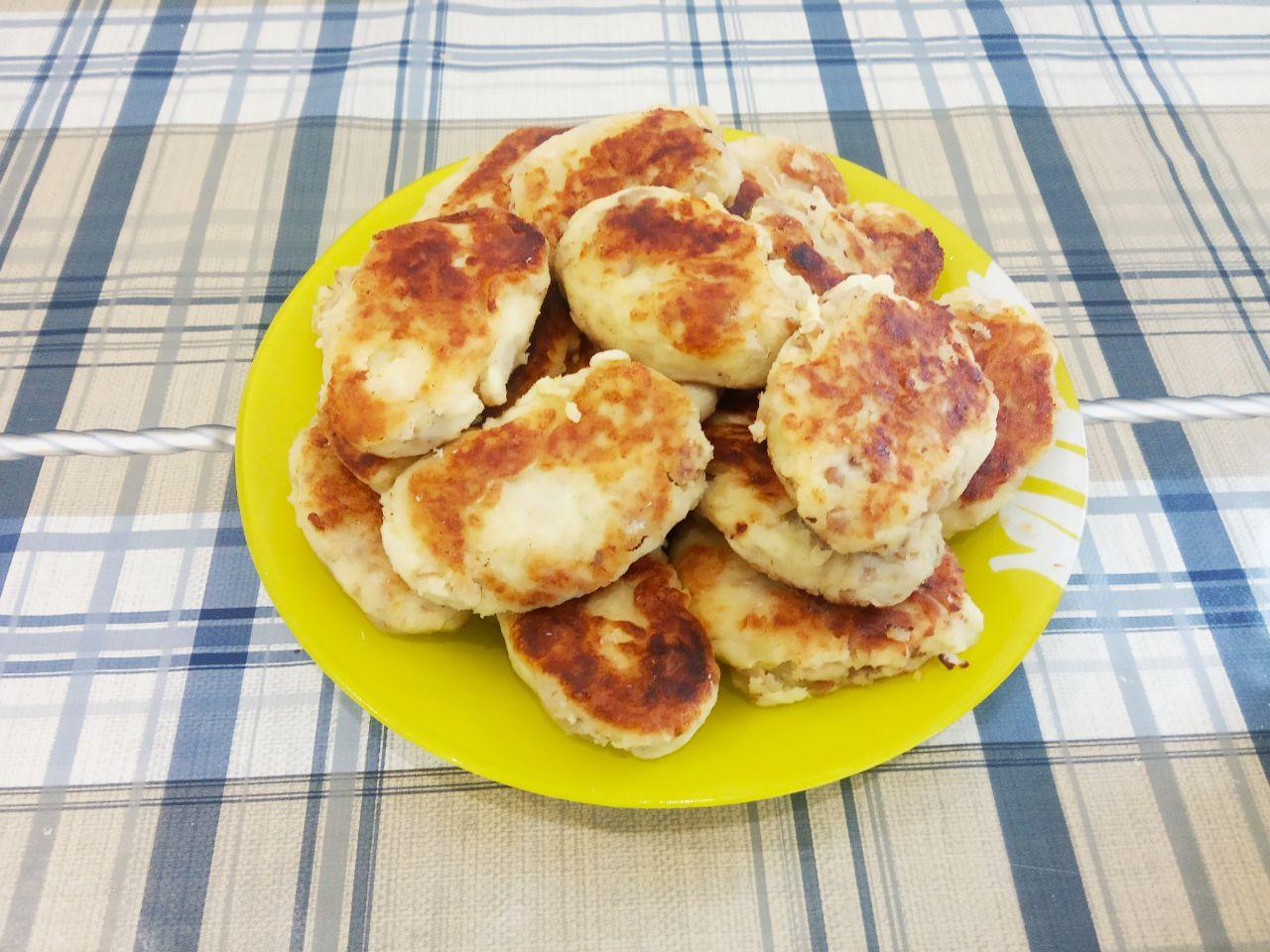 Картофельные котлеты из пюре с фаршем, просто и вкусно: Сковороду разогреваем, наливаем растительное масло и выкладываем котлеты, чтобы не соприкасались между собой.