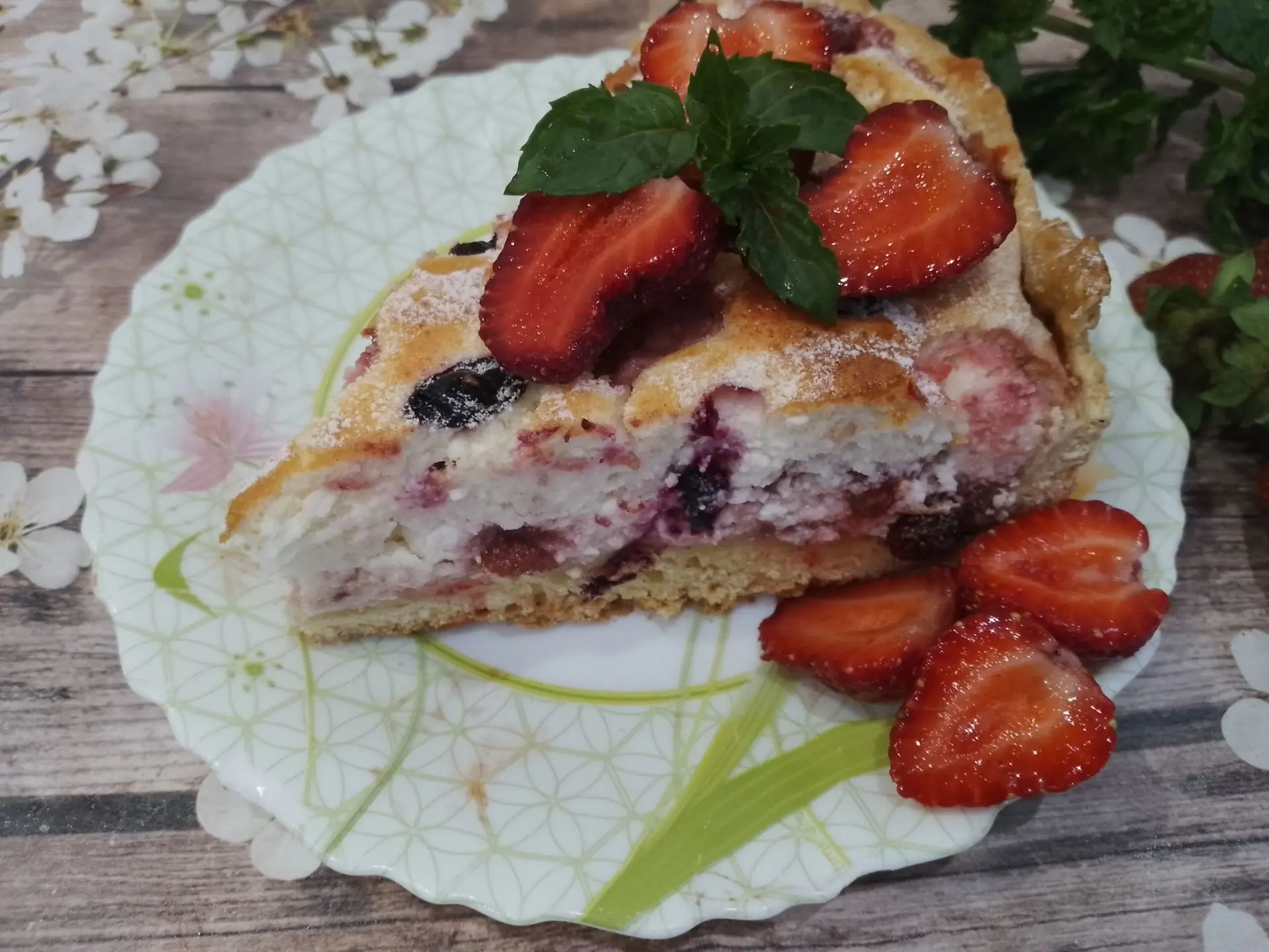 Песочный пирог с начинкой из творога, взбитых белков и ягод клубники