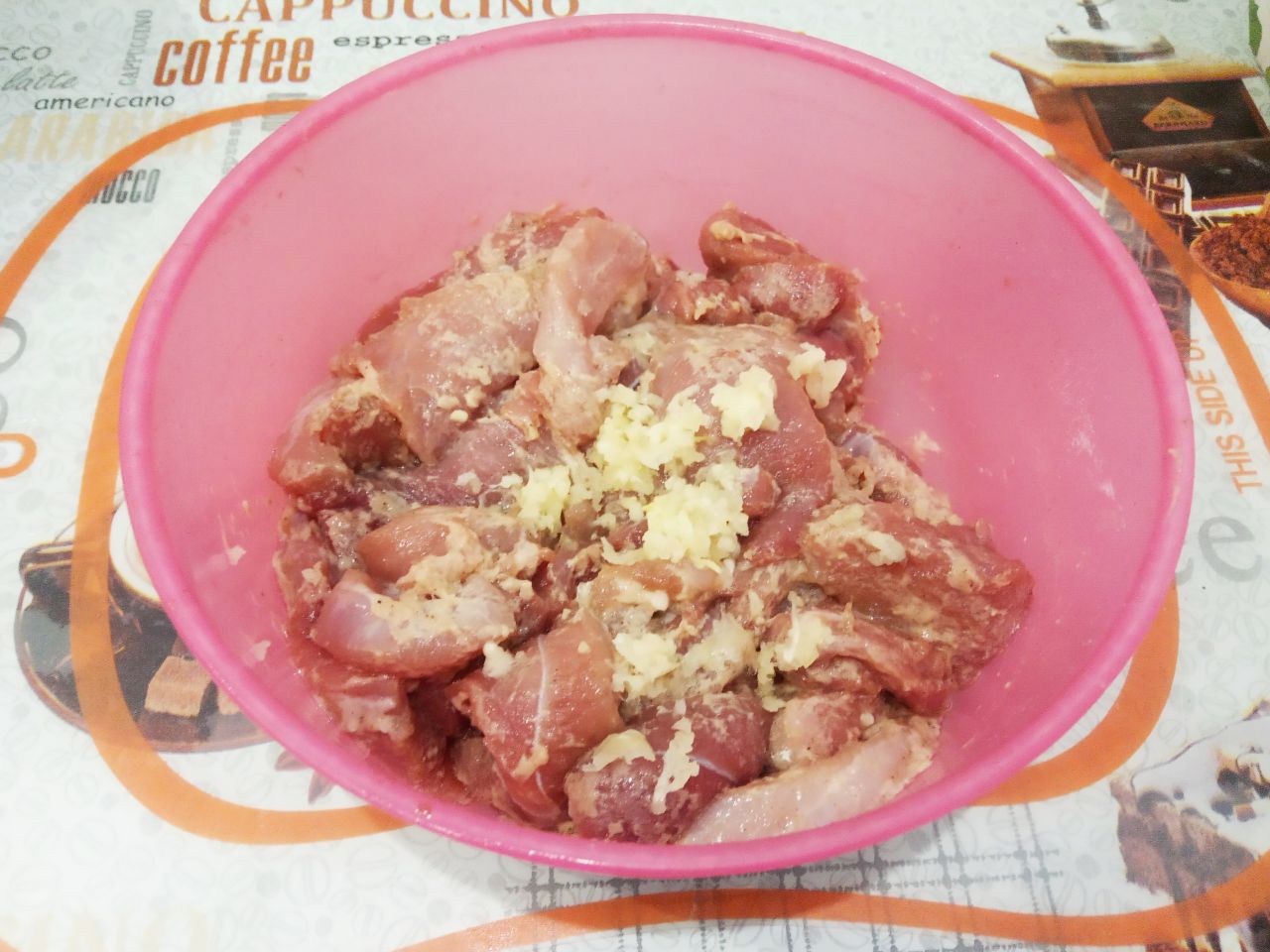 Мясо тушеное с луком и специями: Добавляем к мясу соевый соус, растительное масло и чеснок, размешиваем. Оставляем мясо на час, чтобы