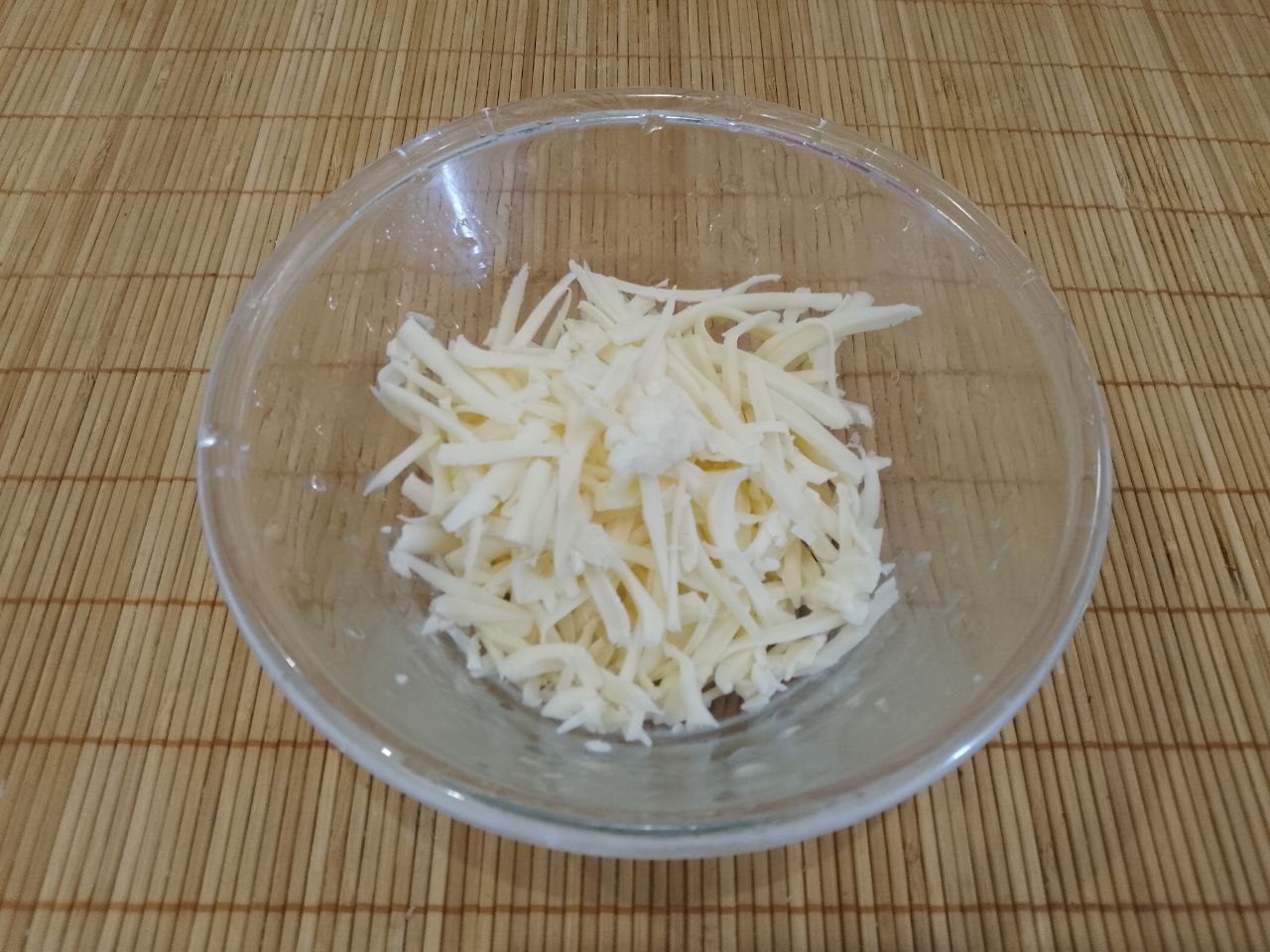 Салат вкусный и сытный из мяса, огурцов и яичных блинов: Твердый сыр натираем на крупной терке.