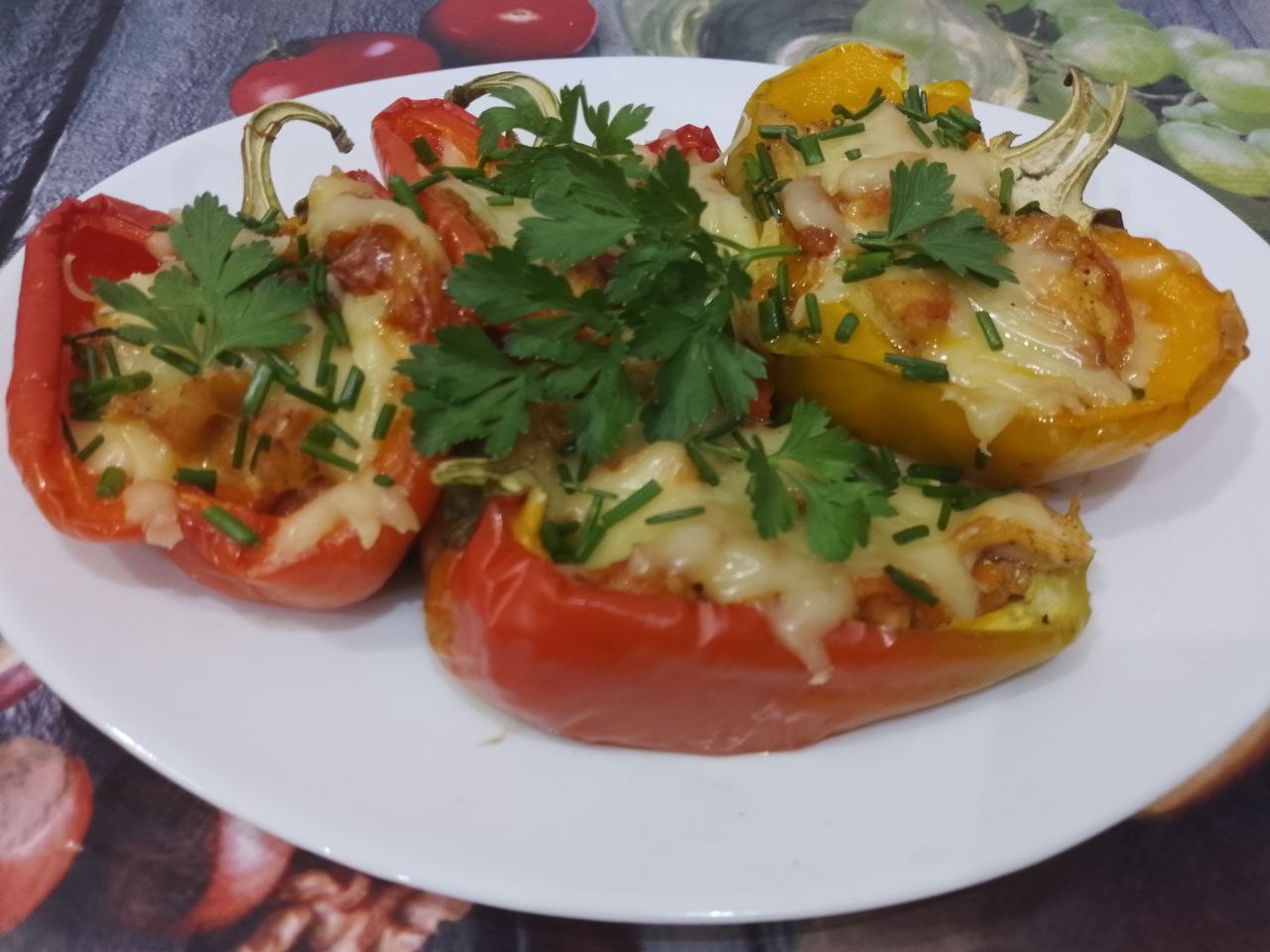 Перец с мясной начинкой и овощами, в духовке
