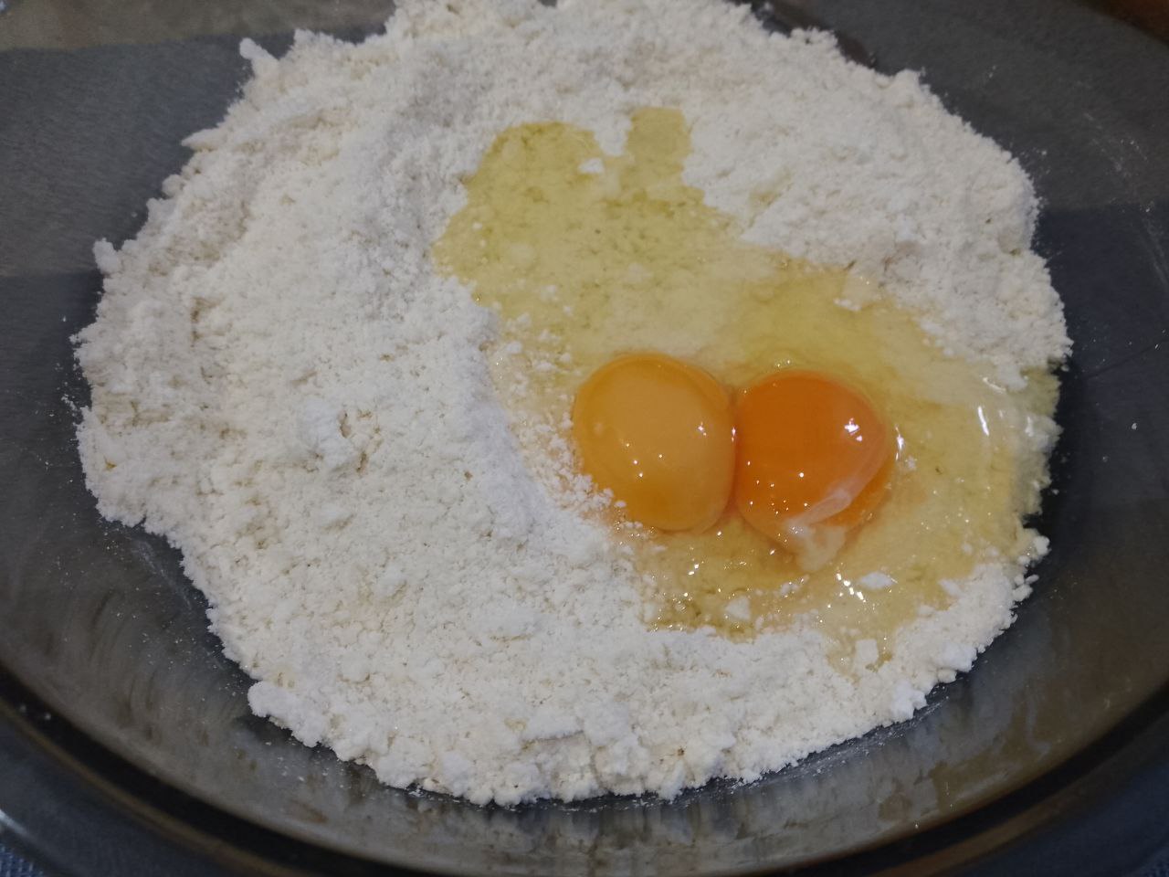 Домашнее ореховое песочное печенье к чаю, просто и вкусно: Разбиваем два яйца и замешиваем мягкое и нежное тесто. Тесто помещаем в холодильник на один час.