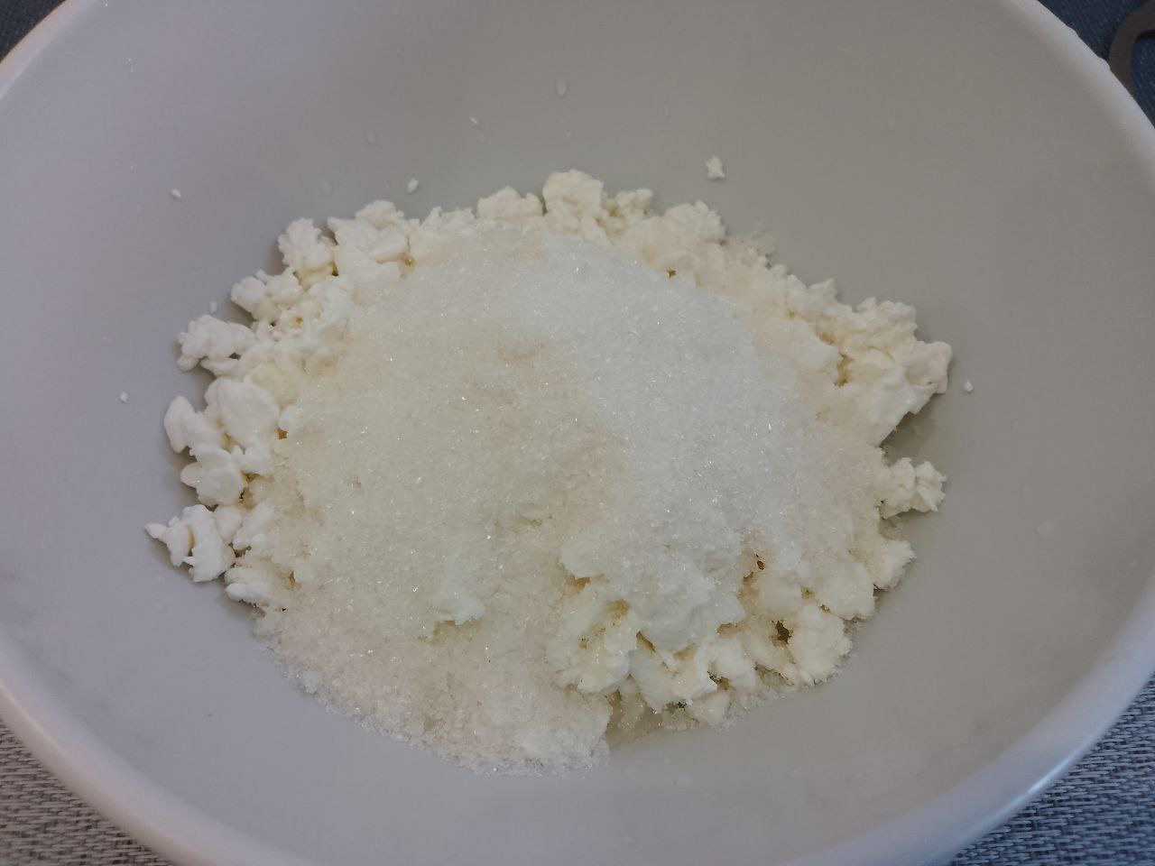 Вкусный апельсиновый десерт из желе и творога: Творог с сахаром хорошо растираем блендером. Творог лучше всего домашний, он лучше всего взбивается. Сахар