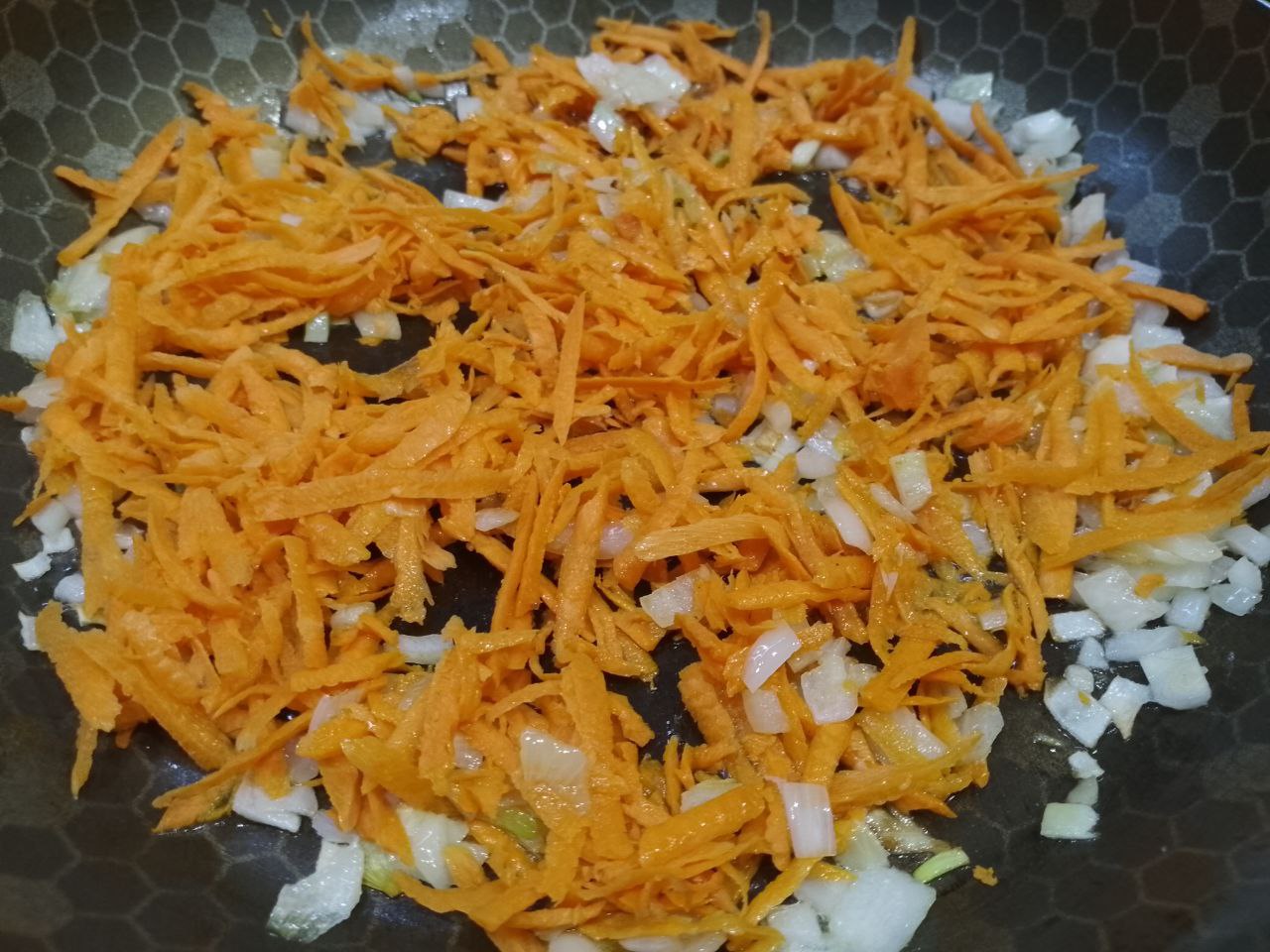 Рыбный паштет со специями, вкусный и сытный: Лук на растительном масле обжариваем до золотистого цвета, добавляем морковь и обжариваем до мягкости моркови.