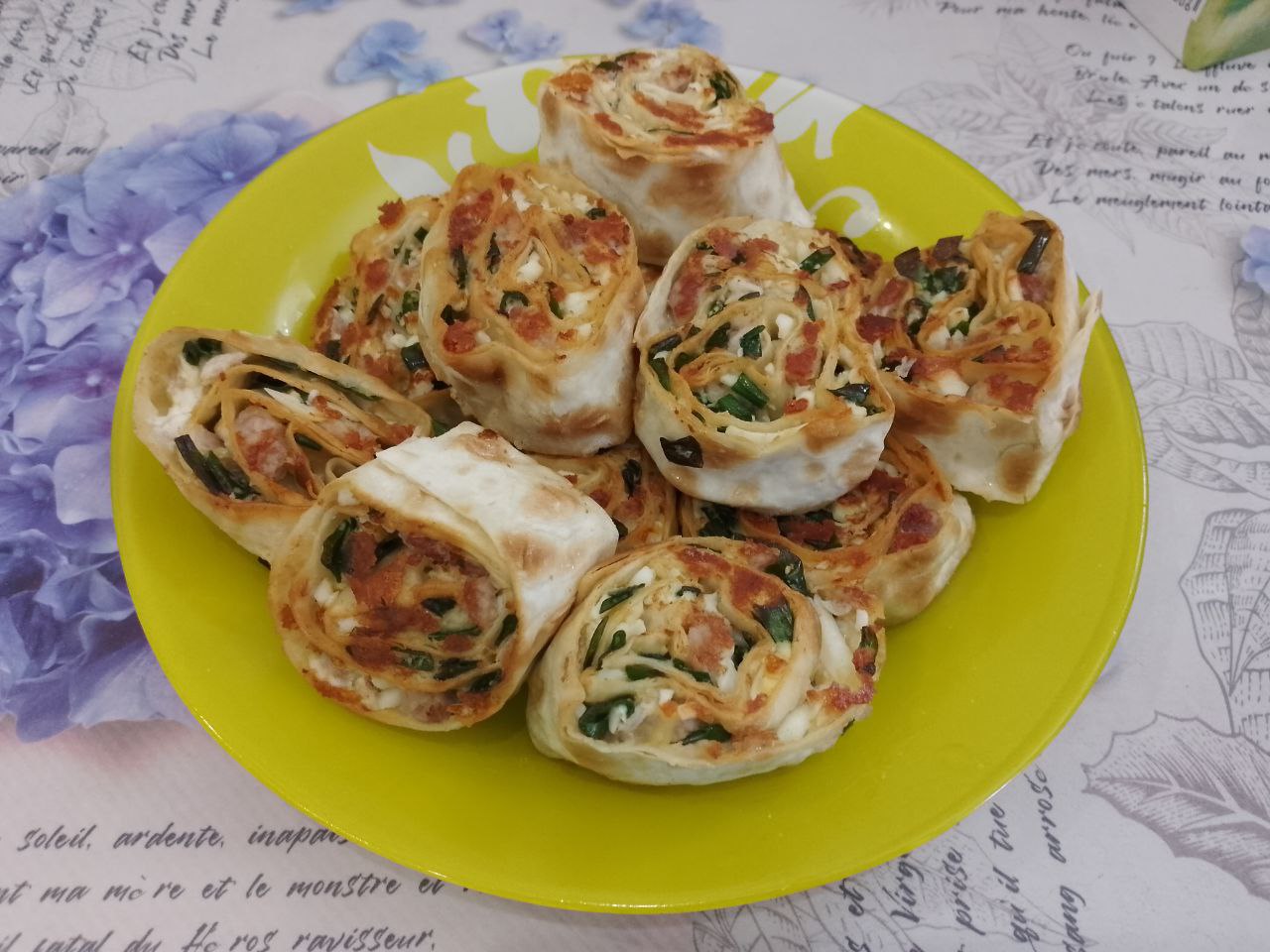 Вкусная закуска из лаваша, куриного филе и сыра, на сковороде