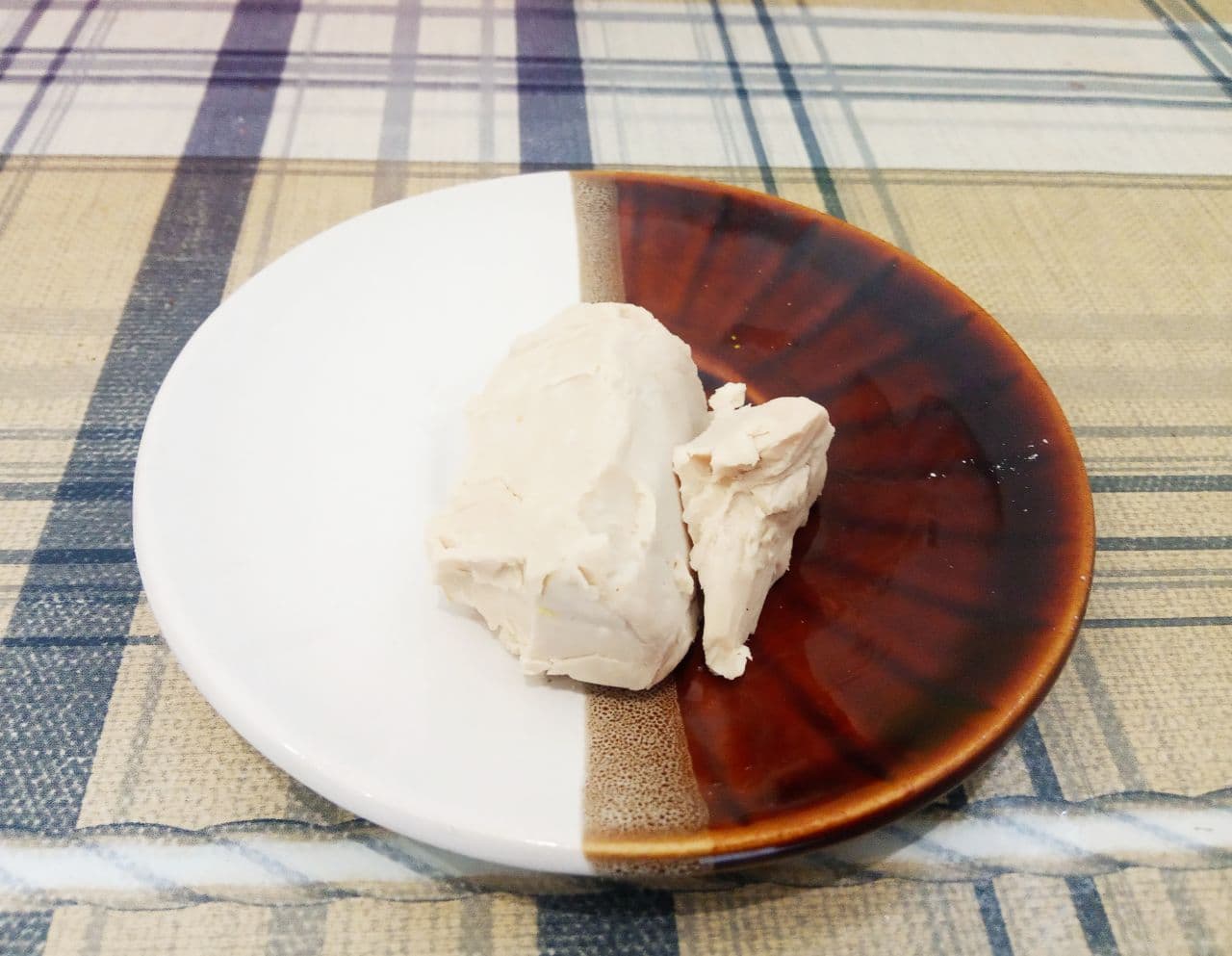 Пирожки с мясной начинкой из картофельного дрожжевого теста, жареные на сковороде: Дрожжи разводим в теплом молоке.