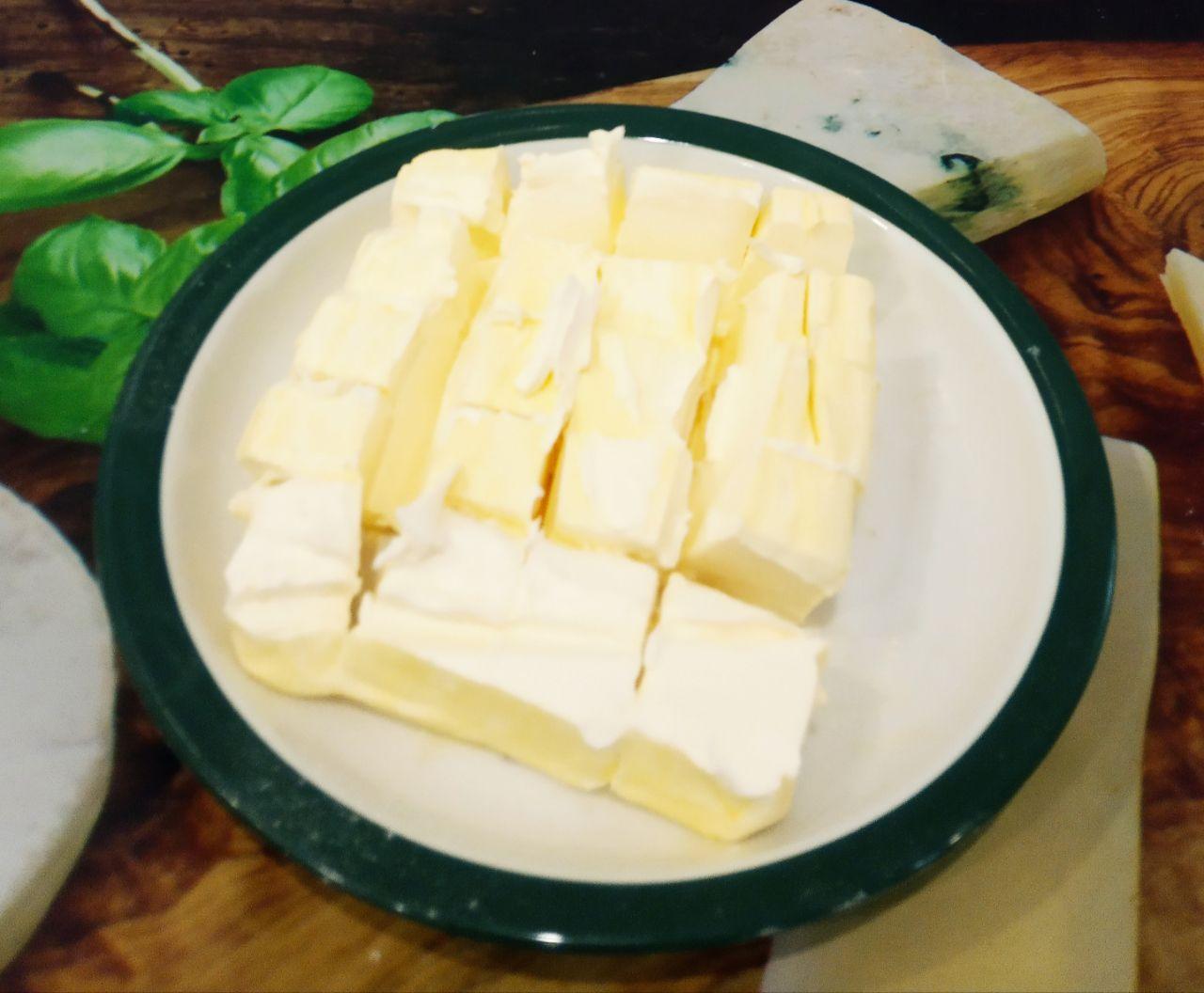 Пряники рассыпчатые, мягкие, с яблоками и в молочной глазури: Затем добавляем измельченный маргарин или сливочное масло, и далее вымешиваем пока тесто не станет нежным и