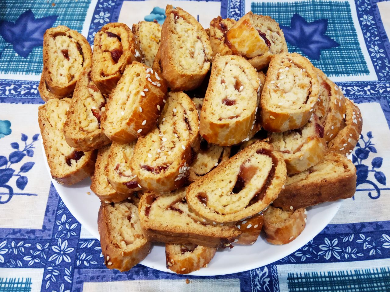 Печенье с джемом и кунжутом подсушенное в духовке: Достаем противень с печеньем из духовки, выкладываем на блюдо и подаем к чаю.