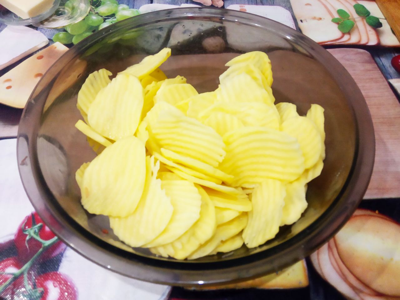 Картофель запеченный с фаршем, перцем и сыром, в духовке: Картофель очищаем, промываем и нарезаем кружочками.