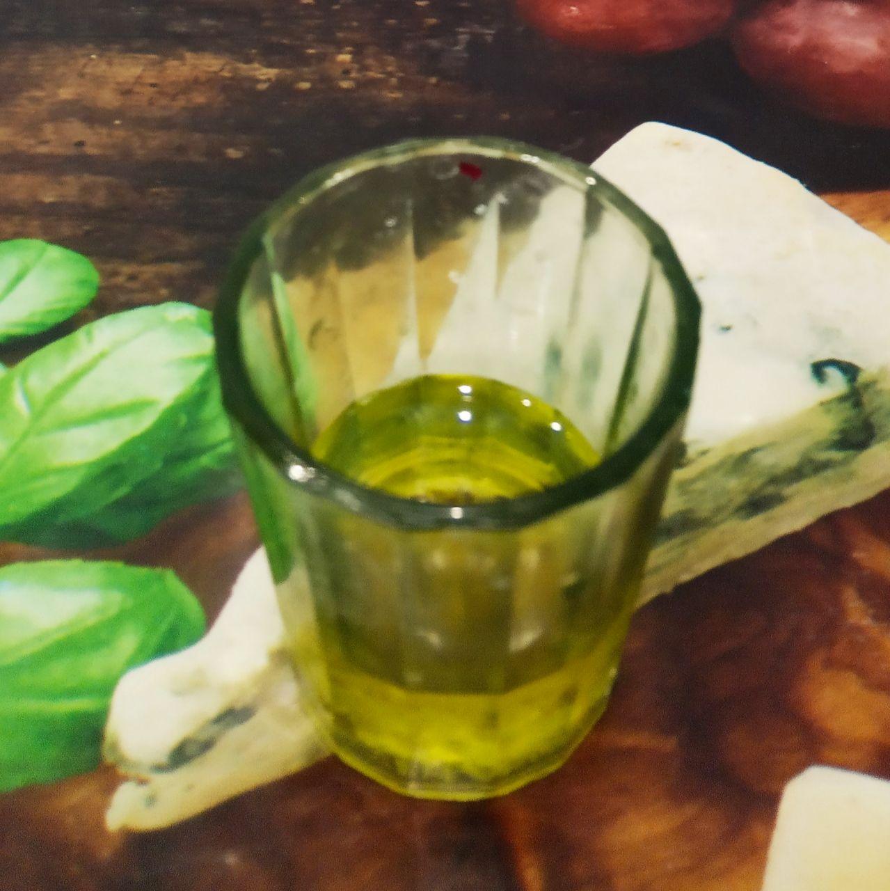 Пряники рассыпчатые, мягкие, с яблоками и в молочной глазури: Добавляем к желтковой массе соду, растительное масло и молоко, размешиваем.