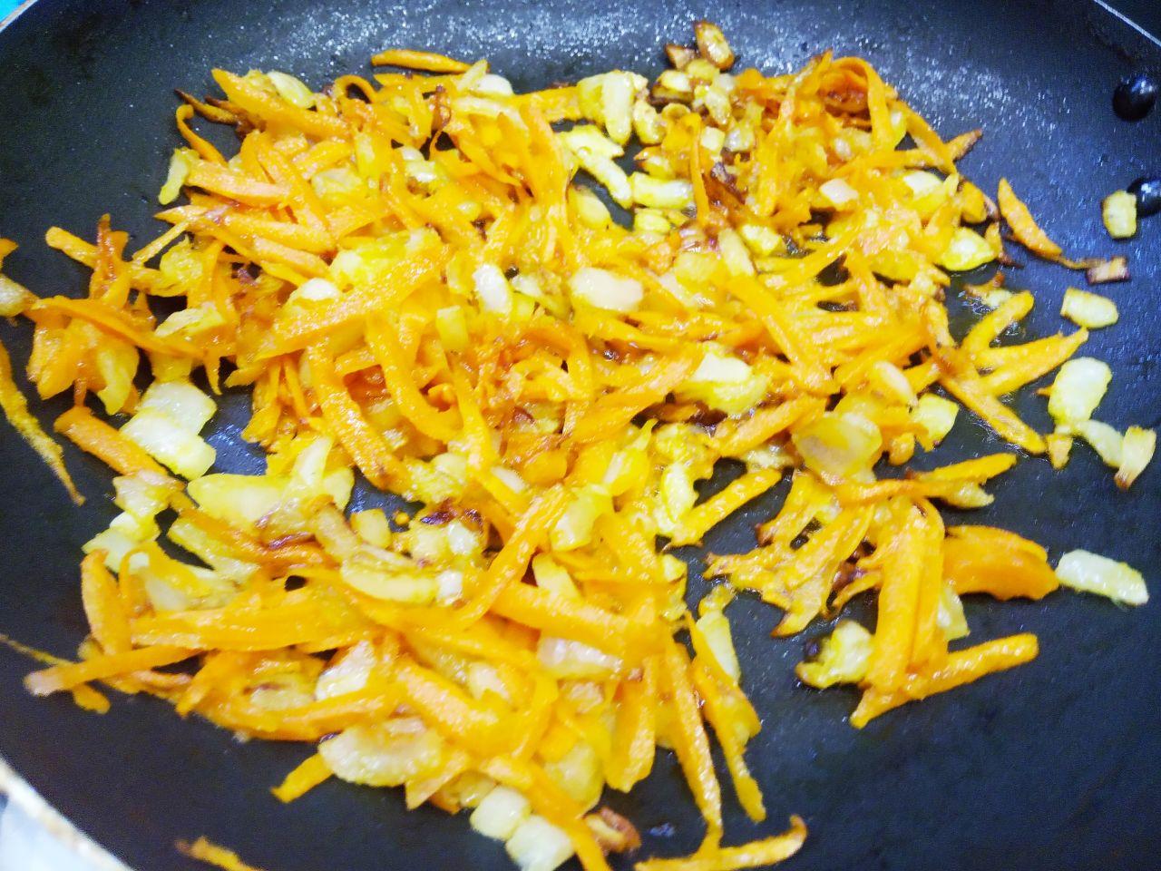 Простой рецепт рассольника с рисом и солеными огурцами: Обжариваем сначала лук до золотистого цвета на растительном масле затем добавляем морковь и ещё обжариваем.