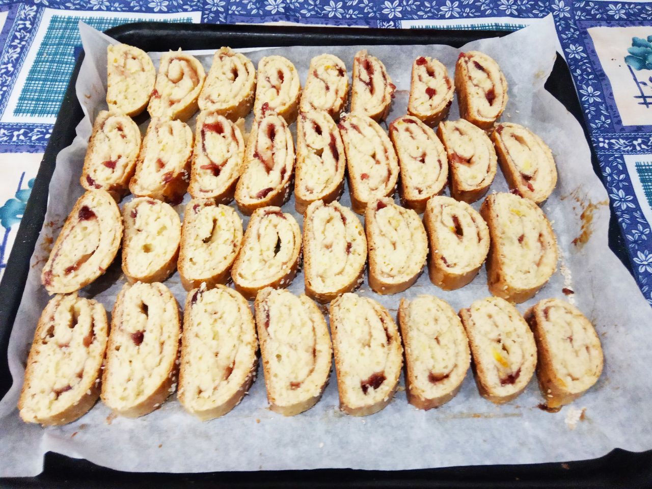 Печенье с джемом и кунжутом подсушенное в духовке: Печенье рулетики укладываем на противень и подсушиваем до золотистого цвета.