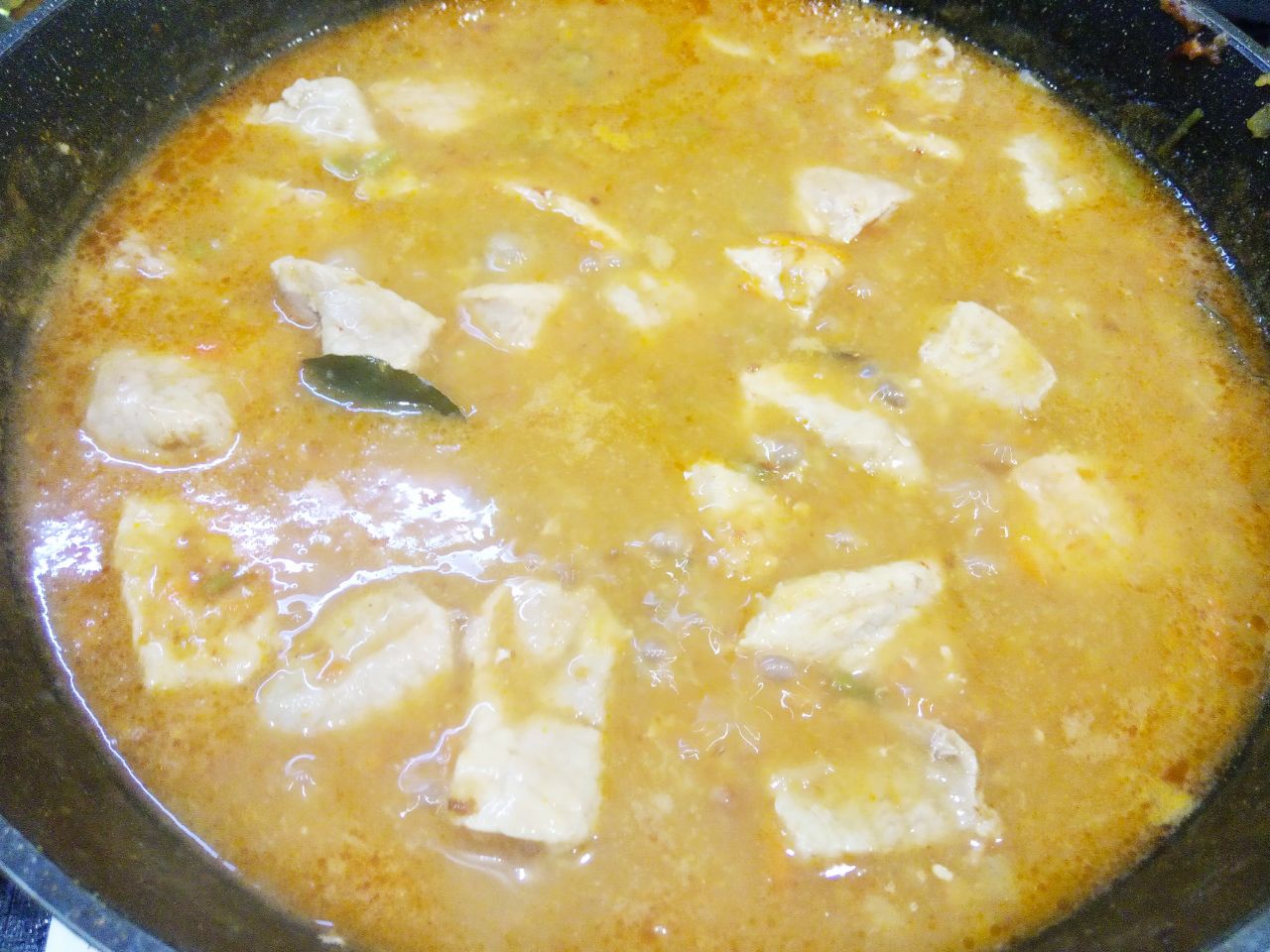 Картофель тушеный со свининой и овощами, сытный и аппетитный: Заливаем тушеное мясо горячей кипяченой водой, чтобы мясо полностью было покрыто водой. Хорошо размешиваем,