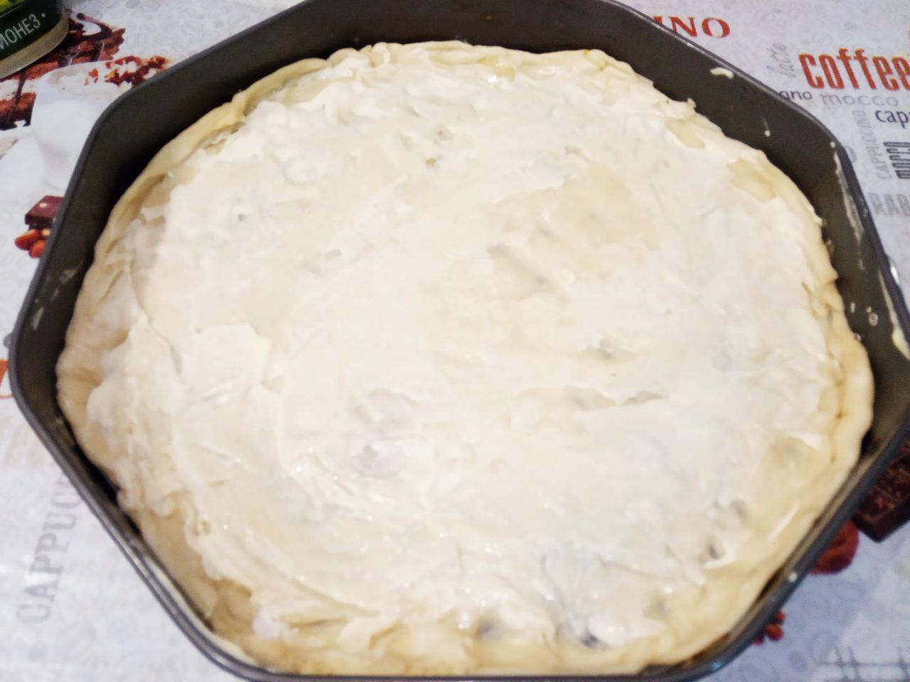 Домашняя пицца с колбасой, помидорами и сладким перцем: Тесто смазываем равномерно майонезом.