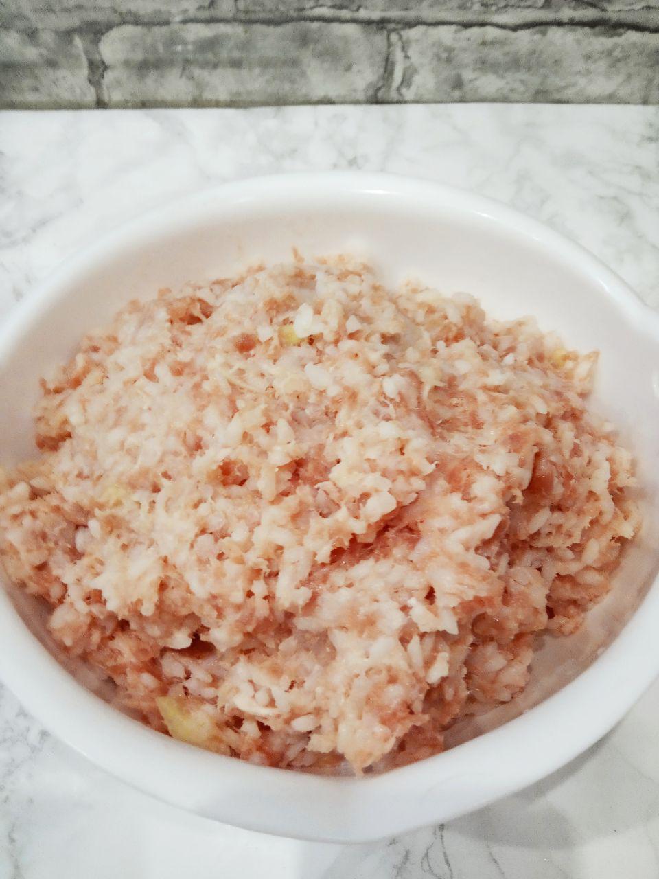 Голубцы поджаренные, вкусные и аппетитные: Соединяем рис и фарш, солим и перчим по вкусу, перемешиваем.