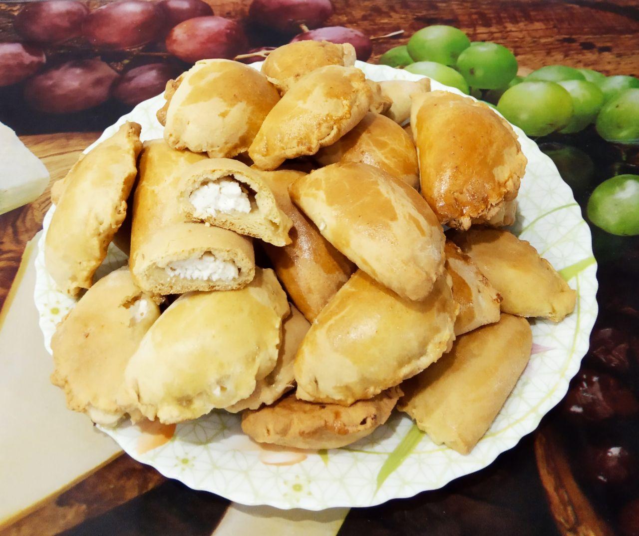 Вкусные и аппетитные сочни с творогом: Выкладываем печенье на блюдо или поднос и подаем к чаю.