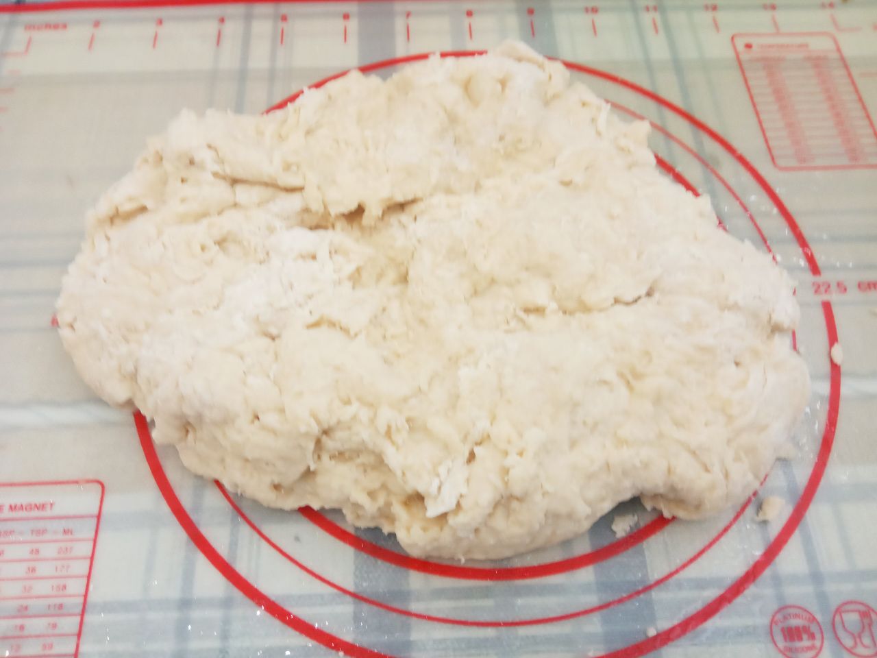 Воздушные треугольники, просто и вкусно: Выкладываем тесто на рабочую поверхность, смазанную маслом и сверху поливаем маслом.Замешиваем мягкое и