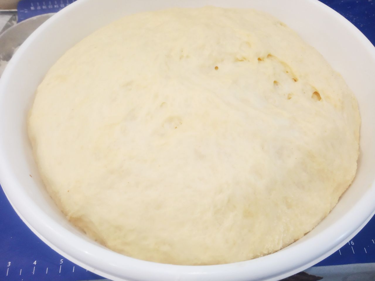 Булочки с начинкой из яблок и мака: Тесто накрываем и ставим в теплое место для подъема.