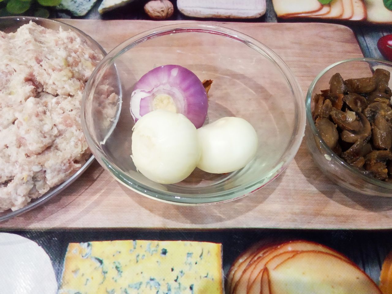 Мясной рулет с начинкой из грибов и жареного лука