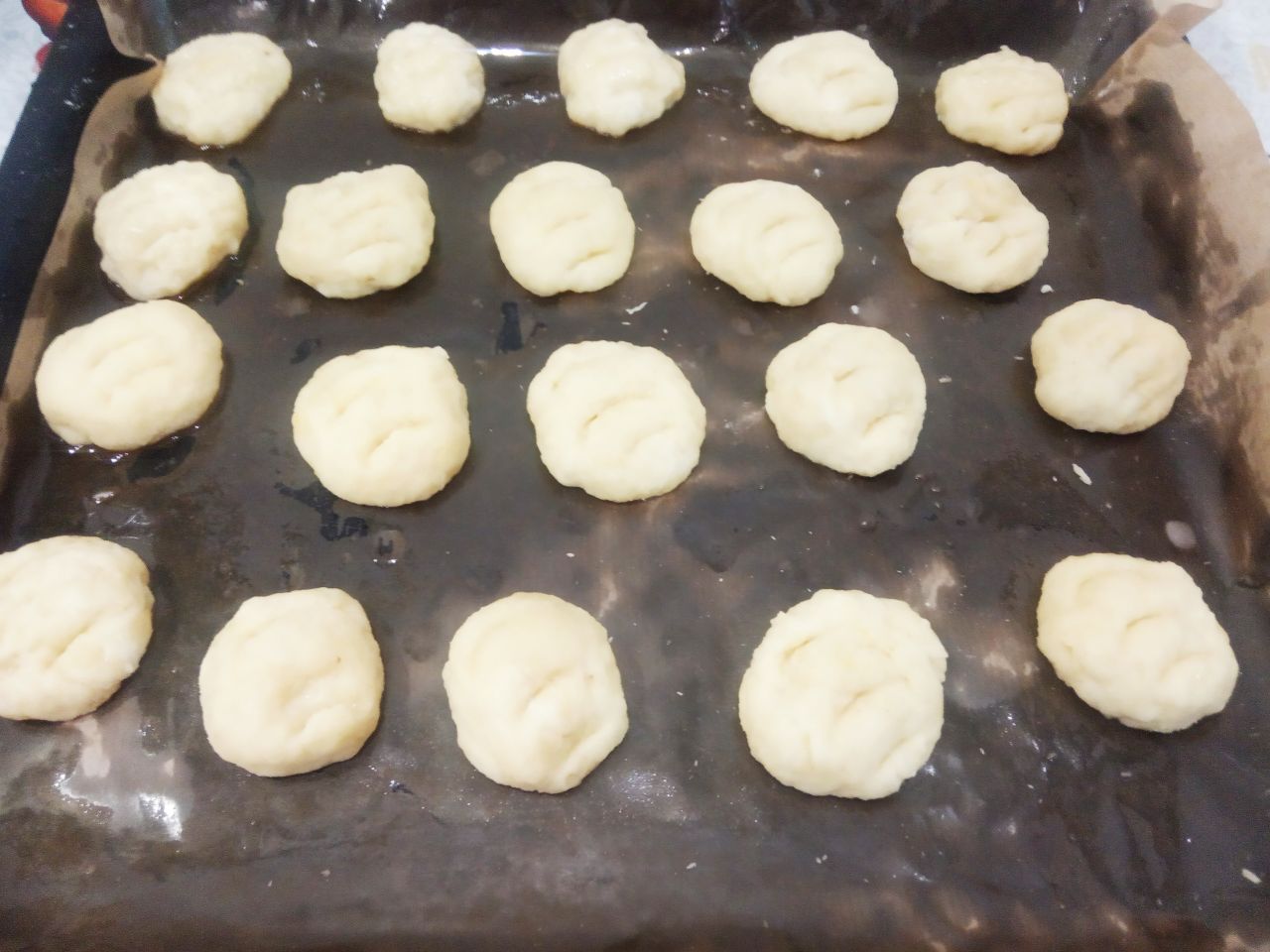 Простой рецепт печенья из манной крупы и молока, мягкого и рассыпчатого: Противень застилаем пергаментом и укладываем печенье.