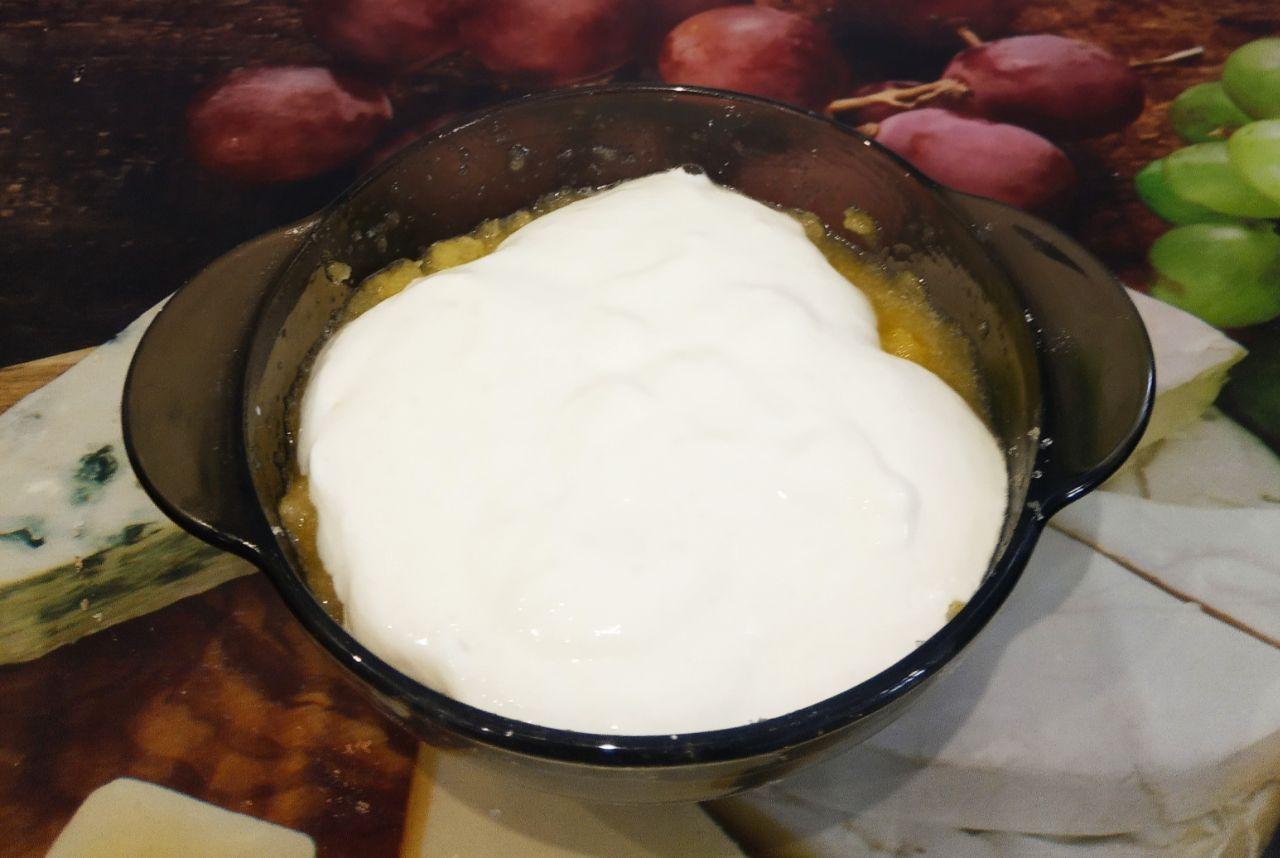 Вкусные пирожки с начинкой из тушеных яблок: Творог растираем или протираем через дуршлаг, добавляем яйцо и сахар по вкусу, тщательно размешиваем.