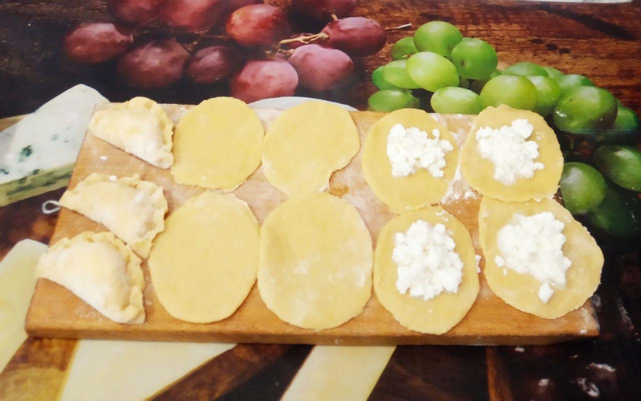 Вкусные и аппетитные сочни с творогом: На кружочки накладываем начинку и соединяем края.