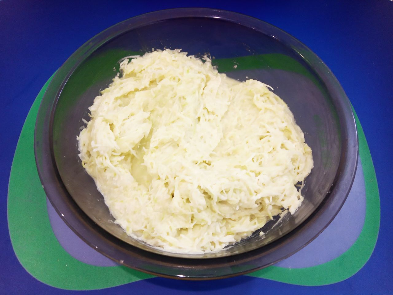 Простой рецепт овощных оладий из патиссонов, просто и вкусно: Разогреваем сковороду с растительным маслом и ложкой выкладываем массу для оладий, ложкой разравниваем.