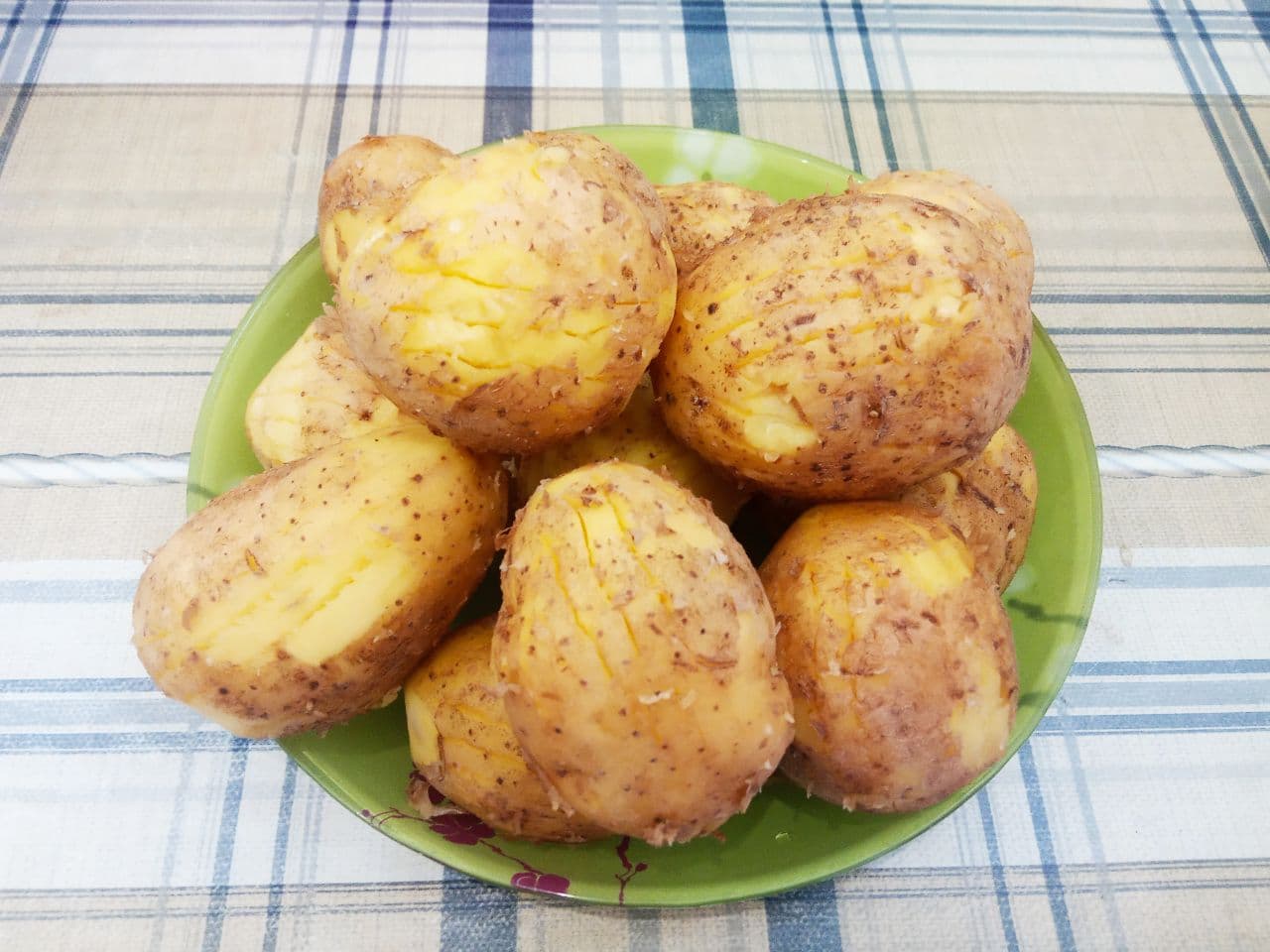 Картофель запеченный в духовке с майонезом, просто и вкусно: Вилкой вдоль делаем глубокие надрезы, чтобы соль пропиталась.