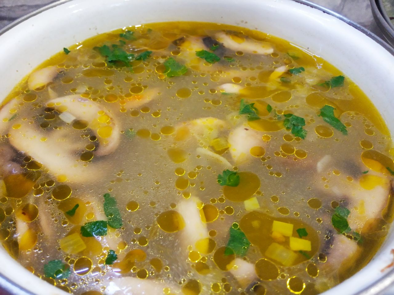 Суп вермишелевый с шампиньонами, просто и вкусно: Зелень промываем, просушиваем, мелко нарезаем и добавляем в суп.