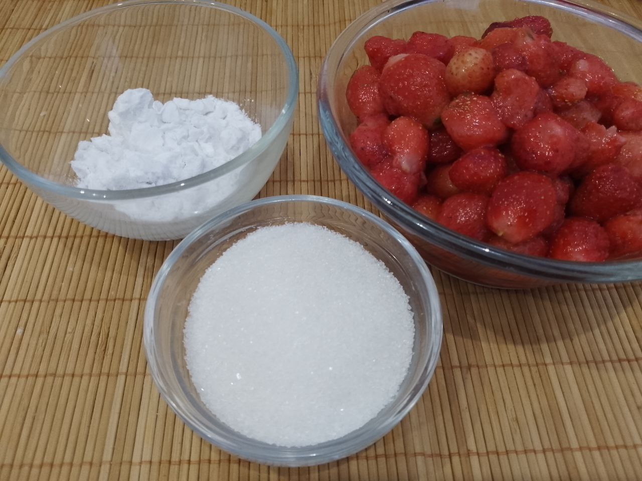 Пирог песочный с заварным кремом  и клубничным кремом: Приготовим ягодный заварной крем.