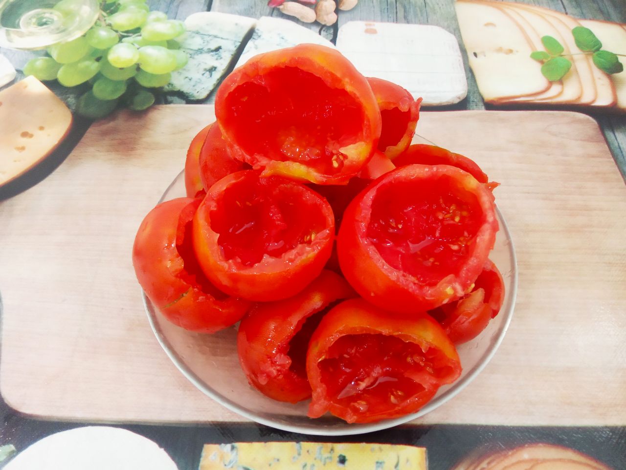 Запеченные помидоры с мясной начинкой и сыром: Помидоры промываем водой, срезаем плодоножки и середину из помидор вынимаем ложкой.