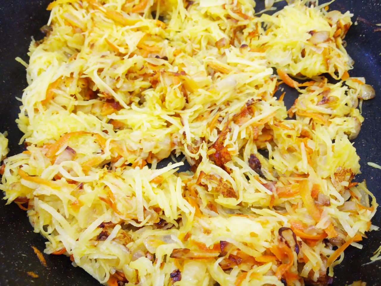 Овощные котлеты с овсяной крупой, вкусные и сытные: Добавляем тертый картофель и слегка обжариваем.