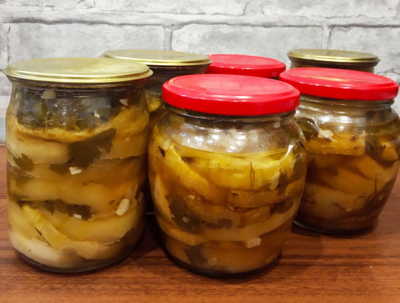 Консервированные жареные кабачки с чесноком, просто и вкусно: После окончания стерилизации, банки вытаскиваем, закатываем крышки и ставим вниз горлышком до охлаждения.