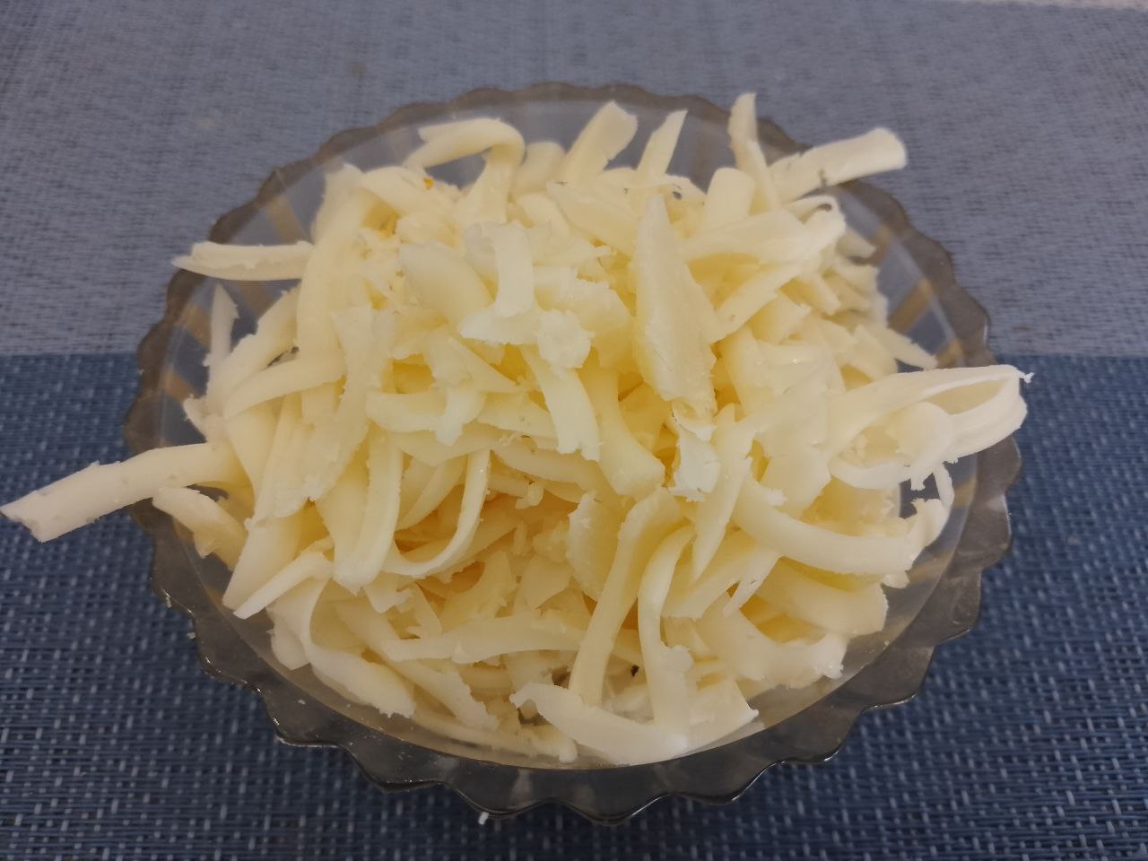 Картофельные котлеты с сыром, мясом, в яичном кляре: Твердый сыр натираем на крупной терке.