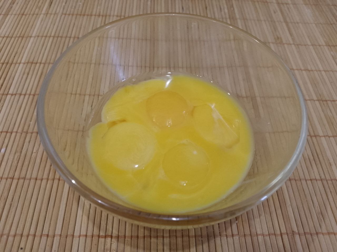 Рецепт домашнего печенья с кунжутом, мягкое и рассыпчатое: Добавляем желтки, перемешиваем.
