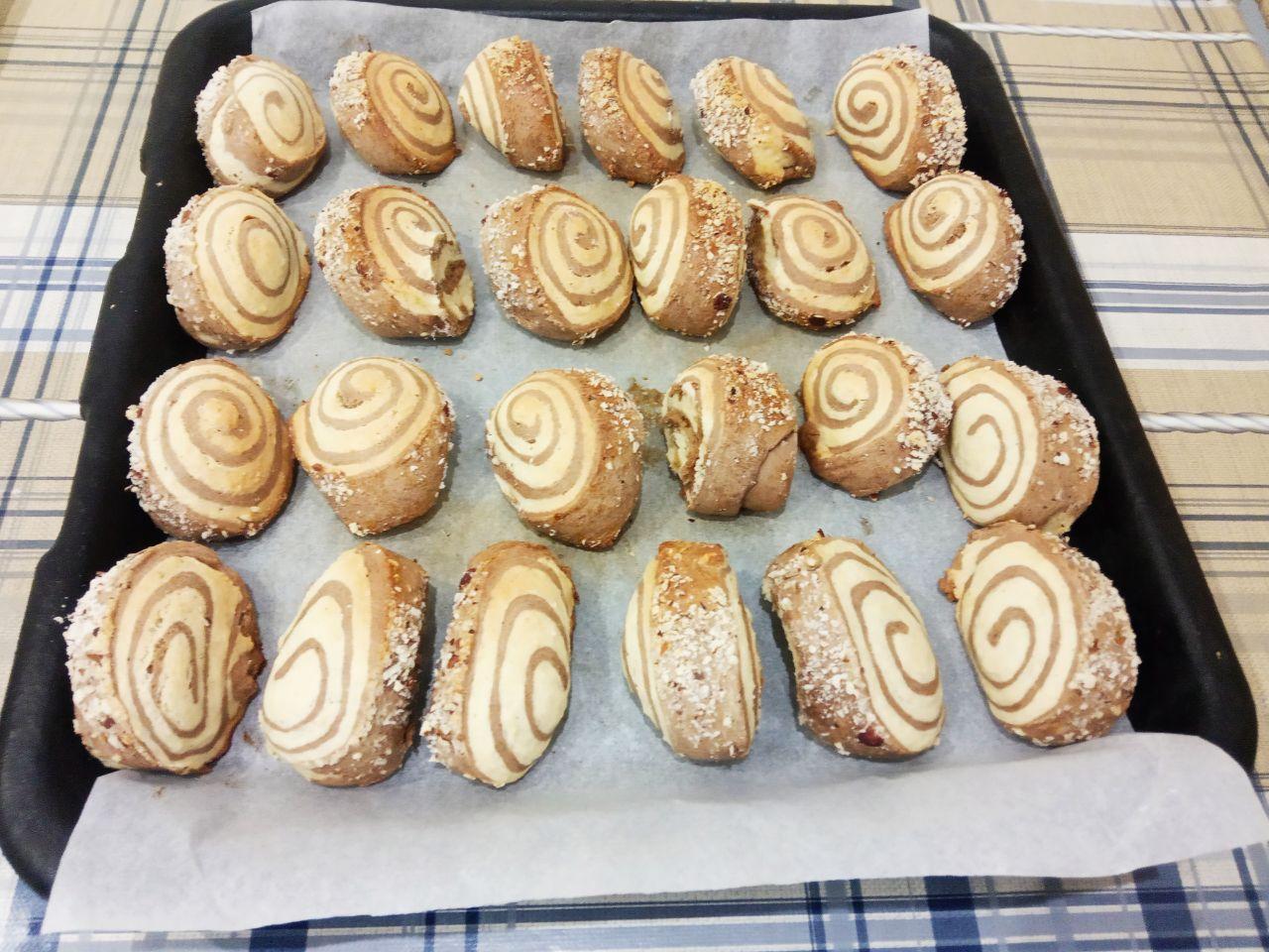 Печенье рулетики к чаю, вкусно и просто: Охлажденное печенье выкладываем на поднос и подаем к чаю.