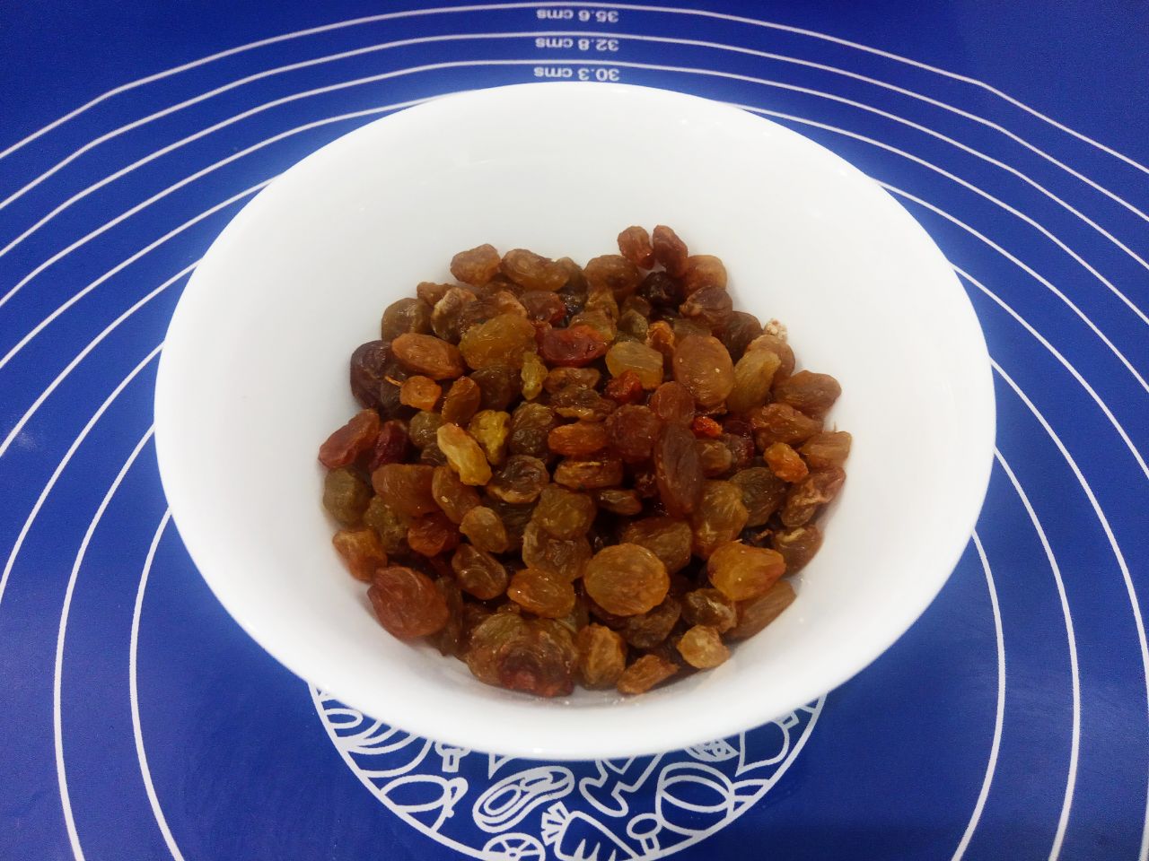 Булочки с начинкой из жареных яблок, изюма и корицы: Изюм перебираем, промываем горячей водой и просушиваем.