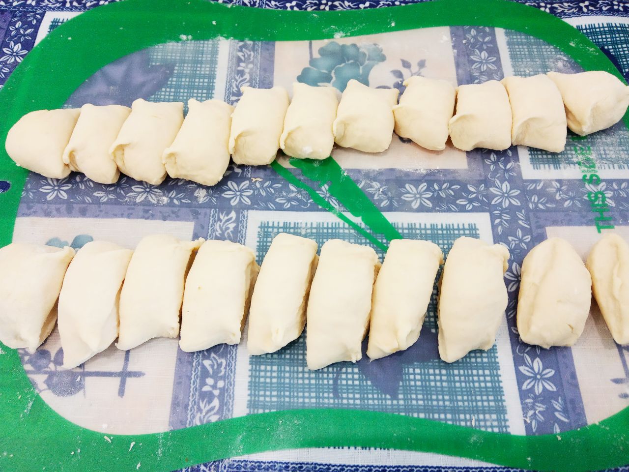 Вареники с клубникой приготовленные на пару: Валики разрезаем на полоски по своему усмотрению.